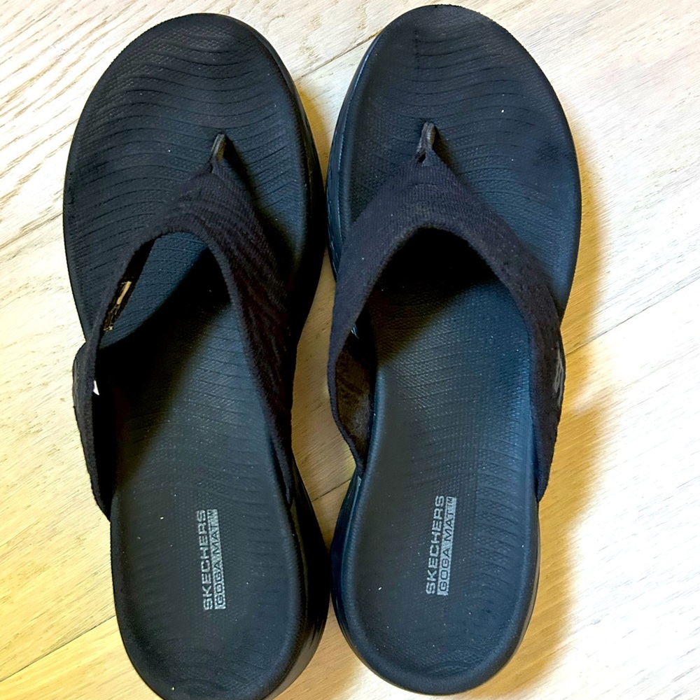 Skechers Goga Mat Black Casual Flip-Flops with Thong Design